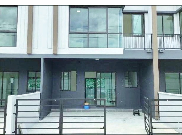 เซ็นทรัล เวสต์เกต 3กม. รัตนาธิเบศร์-บางใหญ่  เสาธงหิน เฟอร์ครบ  MRTคลองบางไผ่ 2.2 กม. ให้เช่าทาวน์โฮม 2 ชั้น พร้อมเฟอร์ฯ 2 นอน 3 น้ำ  รร.กสิณธรเซนต์ปีเตอร์ 1.3 กม. 18 ตร.วา. 145 ตร.ม.เหมาะกับโฮมออฟฟิศ พักอาศัย 13,998 B-M. แหล่งช้เอปปิ้ง  เดินทางง่าย ทางหลวงชนบท 1009  แยก-บางใหญ่ พลีโน่center Central Westgate 3km. Rattanathibet-BangYai SaothongHin fully furnished  MRT KhlongBangPhai 2.2km. 2-story townhome for rent 2 bed 3bath Kasinthorn Saint Peter School 1.3 km. 18 sq.wa. 145 sq.m. Suitable for home office or residence. 13,998B-M. Shopping  Easy access via Rural Highway 1009 Ban