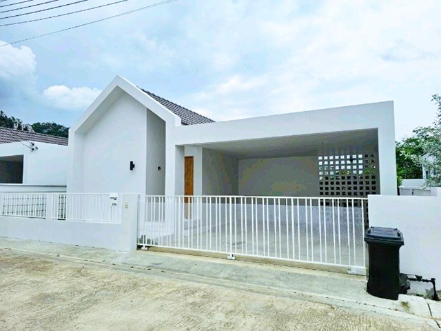 ให้เช่าบ้านเดี่ยวมินิมอล 1 ชั้น 54 ตร.วา. 3นอน 3น้ำ 220 ตร.ม. แก่งคอย สระบุรี เขาพระพุทธ​บาทน้อย 1.1 กม.  แก่งคอย มีสวนกลางบ้าน ร่มรื่น พร้อมเฟอร์ฯ 14,998B-M. หล่งท่องเที่ยว ทุ่งสิริสมัย​  วัดพระพุทธบาทน้อย เดินทางสะดวกสบาย รถไม่เยอะ ถ.มิตรภาพ พิพิธภัณฑ์หอมนสิการ 1.0 กม. รร.สองคอนวิทยาคม 6 กม. Minimalist single-story house for rent KaengKhoi Saraburi  3 bed 3 bath  KhaoPhra Phutthabat Noi 1.1km.  54 sq.wa. 220 sq.m. Kaeng Khoi. Features a shady central garden and comes fully furnished. 14,998 B-M. Near Songkhon Wittayakom School 6 km. Pri