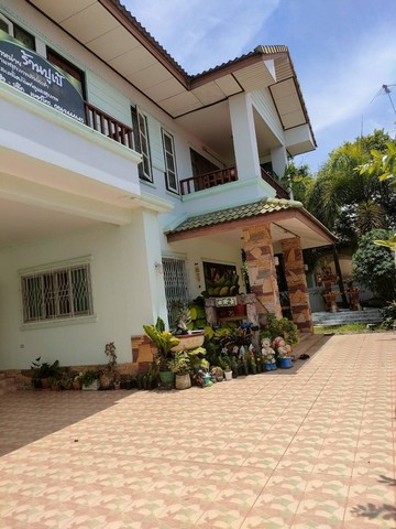 #เป็นสุขเลคไซด์ ใครที่ชอบธรรมชาติและความเป็นส่วนตัว ทำเลคนเมือง สะดวกสบาย บ้านเดี๋ยว2ชั้น 89 ตารางวา มี3ห้องนอน 3ห้องน้ำ 1ห้องครัว มีเอ้าดอร์2ห้อง พื้นที่โรงจอดรถได้3คัน หน้าบ้านมีสระว่ายน้ำของโครงการ-ใกล้ศูนย์ราชการ-ใกล้สนามบิน-ใกล้เซนทรัล-มีร้านสะดวกซื้อ เช่นหน้าปากซอยเซเว่น 4สาขา บิ้กซี โลตัส ตลาดสดหนองไผ่ และอื่นๆ**ราคาขาย 5ล้านบาทมีเพียงหลังเดียวเท่า�