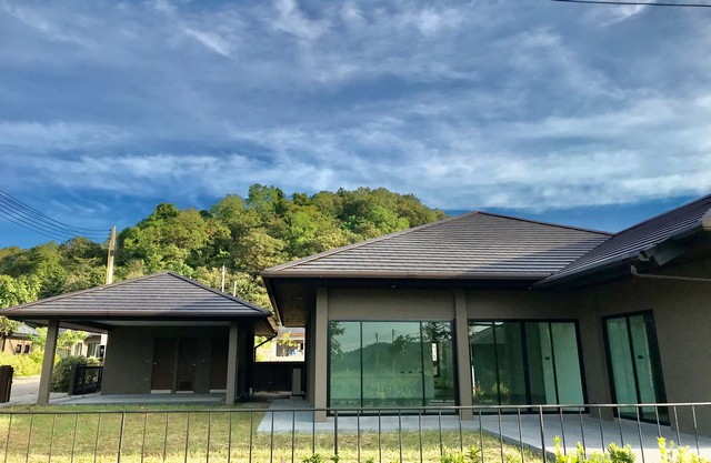 ขายบ้านเดี่ยวสร้างใหม่ บ้านชั้นเดียว ใกล้เขาเขียว ตำบลบางพระ ศรีราชา ชลบุรีลักษณะโครงการ : บ้านเดี่ยว 1 ชั้นพื้นที่โครงการ : 38 ไร่จำนวนบ้าน : 62 ยูนิตพื้นที่ใช้สอย : 175 ตร.ม - 275 ตร.มจำนวนห้อง : 2 ห้องนอน 2 ห้องน้ำ / 3 ห้องนอน 3 ห้องน้ำ / 3 ห้องนอน 4 ห้องน้ำที่จอดรถ : 2-3 คัน- หมู่บ้านที่มีภูเขาล้อมบ้าน- ท่ามกลางหุบเขาและธรรมชาติ เขียวตลอดปี!!! (ต้นไม้อย่างเยอะ)- พร้อมสวนส่วนกลาง และ 