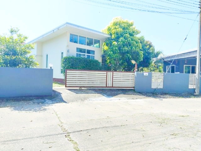 พร้อมเฟอร์ฯ 24,999 B-M.ทำเลสงบ ปตท. ดอยสะเก็ด 2.8 กม.ให้เช่าบ้านเดี่ยวสไตล์โมเดิร์นชั้นเดียว ร่มรื่น เป็นธรรมชาติ 66 ตร.วา. 264 ตร.ม. 3 นอน 3 น้ำ รร.นานาชาติเชียงใหม่ CIS 5.0 กม.เป็นส่วนตัวใกล้เมือง  ตลาดดอยสะเก็ด 3.0 กม. เดินทางสะดวก ถ.เชียงใหม่-ดอยสะเก็ด DoiSaket market 3.0 km. Single-story modern house for rent 66 sq.wa. 264 sq.m. surrounded by nature 3 bed 3 bath Near Chiang Mai International School CIS 5.0 km Fully furnished 24,999  B-M. Quiet and private location close to the city and  Convenient access via Chiang Mai-Doi Saket Road.แยกแม่กวง-ป่าตอง ถ.เชียงใหม