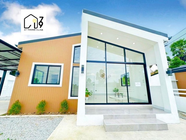 Vายและให้เช่าบ้านเดี่ยว นิคมพัฒนาซอย 14 ใกล้อมตะซิตี้โซนจีน ระยอง บ้านเปล่าไม่มีเฟอร์นิเจอร์ ลูกค้าสามารถซื้อแบบผ่อนตรงกับเจ้าของได้ราคาเช่า 6,500/ด สัญญาเช่า 1 ปีมัดจำ 2 เดือน+ค่าเช่าล่วงหน้า 1 เดือน  ราคาvาย 2.xx ลบ.  วางดาวน์เพียง 120,000 บ. 55.6 ตร.ว 2 ห้องนอน2 ห้องน้ำ1 ห้องโถง 1 ห้องครัว2 ที่จอดรถ ตู้เสื้อผ้า ผ้าม่านสถานที่ใกล้เคียง การไฟฟ้าส่วนภูมิภาค สาขานิคมพัฒนาอบต.นิคมพ