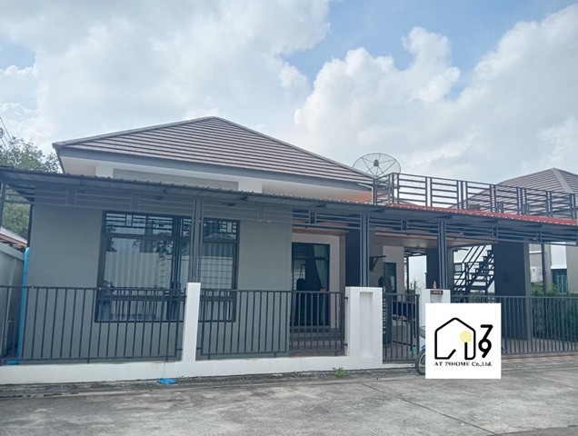 ให้เช่าบ้านเดี่ยวนิคมพัฒนาซอย5 ใกล้BYD ระยอง พร้อมเฟอร์นิเจอร์ครบ  ราคาเช่า 18,000/เดือน สัญญา1ปี ประกัน3เดือน+ค่าเช่าล่วงหน้า1เดือน 52 ตร.ว.3 ห้องนอน2 ห้องน้ำ 1 ห้องโถง1 ห้องครัว1 ที่จอดรถ เฟอร์นิเจอร์และเครื่องใช้ไฟฟ้า เตียงนอนพร้อมที่นอน 2 ห้องนอน ตู้เสื้อผ้า2หลังโต๊ะทานข้าวชุดโซฟาแอร์ 4 เครื่อง เครื่องทำน้ำอุ่น 1 เครื่อง เครื่องซักผ้า สถานที่ใกล้เคียง การไฟฟ้าส่วนภ�