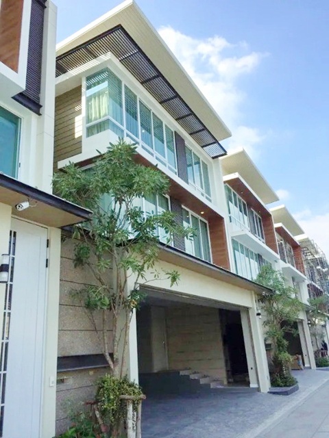 ตกแต่งครบพร้อมเฟอร์ฯ  3-4นอน 6 น้ำ ม.หอการค้า 1.5 กม. ซ.อินทามระ 5-15  BTS สะพานควาย 600ม. เช่า-ขายบ้านเดี่ยว 3 ชั้นใจกลางเมือง 75 ตร.วา. 300 ตร.ม.ตลาดนัดจตุจักร 1 กม. 94,998 B-M. ขาย 27.9 ลบ.ถ.พหลโยธินUniversity of the Thai Chamber of Commerce. 1.5 km.  Soi Inthamara.5-15 BTS Saphan Khwai. 600m. 3-story detached house for rent or sale in the heart of the city 75 sq.wa. 300 sq.m.University of the Thai Chamber of Commerce. 1.5 km.  Fully furnished 3-4bed 6bath  7-11 nearby. Chatuchak Market 1 km away. 94,998  B-M. Sale price 27.9 million THB. Pahonyothin Road. แยก-สะพานควาย-สุทธิสาร ถ.พหลโยธิน สุทธิสารวินิจฉัย แขวงสามเสนใน เข