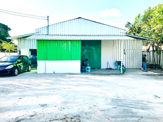 MRT วัชรพล 4 กม.ติดถนนรามอินทรา 57 เพลินนารี่มอลล์200 ม. ตลาดตลาดถนอมมิตร200 ม. เลียบด่วนเอกมัย-รามอินทรา โกดังใหม่ บนพื้นที่ 1 ไร่  หรือ 400 ตร.ว.  1 ชั้น ทำเลดีเยี่ยม!29,999B-M 3น้ำ ติดถนนMRT Wacharaphon 4 km. Excellent location! Adjacent to Ramintra 57 Wacharapol. 29,999 THB-month. 3-bath Road frontage. Plearnary Mall 200m Thanommit Market 200m Ekkamai-Ramintra Expressway. New warehouse on 1rai (400sq.wa.) of land, 1 storyรามอินทรา 57 เลียบด่วนเอกมัย-รามอินทรา  ซ.วัชรพล ถ.วัชรพล แขวงท่าแร้ง เขตบางเขน กรุงเทพมหานคร 10220 พร้อมพื้นที่จอด