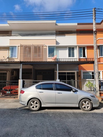 ขายบ้านทาวน์โฮม 2 ชั้น ตกแต่งใหม่บ้านสวย กว้างขวาง น่าอยู่ ราคาคุ้มค่าถนนในโครงการกว้าง สงบ สะอาด เป็นส่วนตัวเนื้อที่ 30 ตารางวา3 ห้องนอน2 ห้องน้ำ1 ห้องรับแขก1 ห้องครัว1 ที่จอดรถราคาปกติ 2.49 ล้านบาทลดราคาพิเศษเหลือเพียง 1.99 ล้านบาทพิกัดทำเลถนนสวนหลวง ร.9 ซอย 2ตำบลบางกุ้ง อำเภอเมือง จังหวัดสุราษฎร์ธานีสถานที่ใกล้เคียงใกล้ซอยบ่อนไก่ใกล้ซอยสวนถั่วใกล้แยกสวนหลวง �