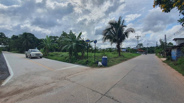 ????️ ขายที่ดินเปล่าพุนพิน เขาหัวควายทำเลดี เข้าออกได้ 2 เส้นทาง(สามารถทะลุออก ม.0 และเส้นสถานีรถไฟพุนพิน ถนนบรรเทา 3/5)???? เนื้อที่ 100 ตารางวาขนาดแปลง กว้าง × ยาว = 20 × 20 เมตรรูปแปลงสวย เป็น สี่เหลี่ยมจตุรัส✨ จุดเด่นของที่ดินใกล้แหล่งที่อยู่อาศัยไฟฟ้า 3 เฟส สาธารณูปโภคพร้อมใกล้ถนนเส้นหลัก เดินทางสะดวกใกล้สถานีรถไฟพุนพินปรับถมแล้ว ภูมิทัศน์น่าอยู่อาศัยติดกับบ้านห�