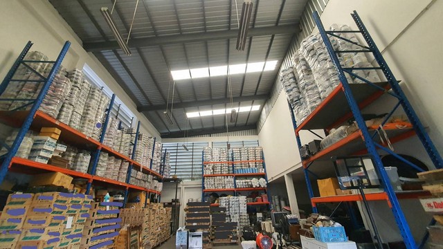 ขายโกดัง โรงงานขนาดเล็ก อาคารสำนักงาน สภาพสวยใหม่ ลาดพร้าว 101 ใกล้วัดบึงทองหลาง เลียบด่วน โยธินพัฒนา 3 โพธิ์แก้ว นวมินทร์รหัส PP446ด่วนขายราคา 17,000,000 บาท ปรับลดราคาจาก 19 ล้านติดต่อ คุณช่อผกา 0616198565 LINE 0616198565หากไม่รับสาย รบกวนขอความกรุณาลูกค้า @line ทิ้งรูปและข้อมูลไว้นะคะhttps://line.me/ti/p/zu0mm-ozFX-ขายโกดัง โรงงานขนาดเล็ก SME มีอาคารสำนักงาน 3 ชั้น สภาพสวยใหม่ ลาดพร้าว 101-เนื้อที่ดิน 100 ตารางว