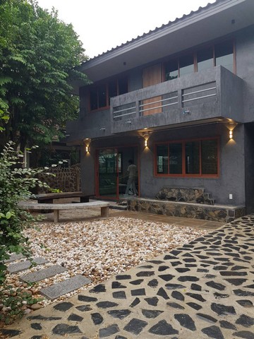 ให้เช่าบ้านเดี่ยว รีโนเวทใหม่ ซอยสวนสยาม 24 ถนนเสรีไทยบ้านสวย พร้อมอยู่ ทำเลดี เดินทางสะดวก เหมาะสำหรับครอบครัวบ้านเดี่ยว 2 ชั้น รีโนเวทใหม่ทั้งหลัง ตั้งอยู่ในซอยสวนสยาม 24 บนถนนเสรีไทย ทำเลเงียบสงบ แต่เดินทางสะดวก ใกล้รถไฟฟ้าสายสีชมพู ทางด่วน และแหล่งอำนวยความสะดวกครบ เหมาะสำหรับอยู่อาศัยจริง โดยเฉพาะครอบครัวที่ต้องการพื้นที่ใช้สอยและความเป็นส่วนต�