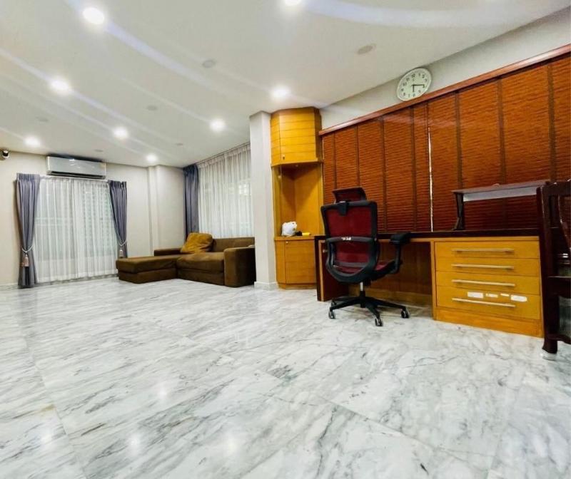 ให้เช่าบ้านเดี่ยว 2 ชั้น ย่านโชคชัย 4-วังหิน ใกล้เซ็นทรัลเฟสติวัลอีสท์ วิลล์ ราคาเช่า 55,000 บาท / เดือนราคาเช่า 50,000 บาท / เดือน ( กรณี ลูกค้าทำสัญญาก่อน 31 ธค 2568 )ที่ตั้ง ถนนโชคชัย 4-วังหิน แขวงลาดพร้าว เขตลาดพร้าว กรุงเทพมหานครติดต่อ : คุณภัสพงณ์ 0634098164Line : binkem22https://www.facebook.com/profile.php?id=61581484955548เนื้อที่ 76 ตารางวา จำนวน 2 ชั้น 3 ห้องนอน 3 ห้องน้ำ แอร์ 7 เครื่อง จอดรถ 4 คันมี 2 ห้องทำงาน 1 ห้องครัว 1 ห้องร�