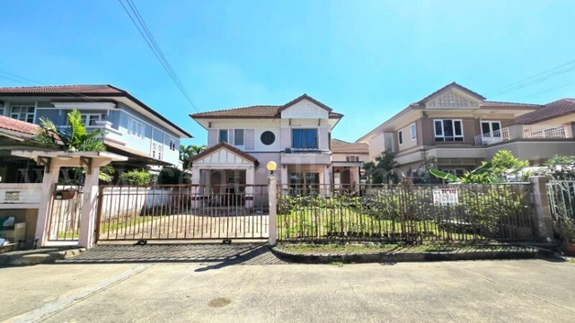 รหัสทรัพย์ 6833บ้านเดี่ยว หมู่บ้าน มณีรินทร์ เลค แอนด์ พาร์ค ราชพฤกษ์ - ติวานนท์ ติดถนน 345&nbsp;ที่ตั้ง :&nbsp;ถนน 345 ตำบลบางคูวัด อำเภอเมืองปทุมธานี จังหวัดปทุมธานี 12000รายละเอียดทรัพย์-&nbsp;บ้านเดี่ยว 2 ชั้น เนื้อที่ 70 ตารางวา&nbsp;พื้นที่ใช้สอย&nbsp;180 ตารางเมตร- 3&nbsp;ห้องนอน, 2&nbsp;ห้องน้ำ, 1 ห้องรับแขก, 1 ห้องครัว, 2&nbsp;ที่จอดรถ-&nbsp;บ้านหันทางทิศเหนือสิ่งอำนวยความสะดวก&nbsp;- ระบบรักษาความปลอดภัย �