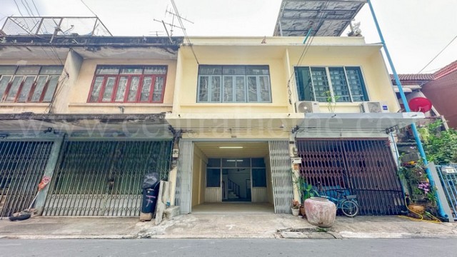 รหัสทรัพย์ N0909ทาวน์เฮ้าส์ 3 ชั้น ซอย กรุงเทพ-นนทบุรี 23 (จันทร์เกษม) ราคาถูกมากที่ตั้ง :&nbsp;ซอยกรุงเทพ-นนทบุรี 23&nbsp;แขวงบางซื่อ เขตบางซื่อ กรุงเทพมหานคร 10800รายละเอียดทรัพย์-&nbsp;ทาวน์เฮ้าส์ 3 ชั้น ขนาดพื้นที่ 16 ตารางวา พื้นที่ใช้สอย 160 ตารางเมตร- 4 ห้องนอน, 2&nbsp;ห้องน้ำ, 1&nbsp;ห้องรับแขก, 1 ห้องครัวไทย, 1 ที่จอดรถ- ตัวบ้านพึ่งรีโนเวทบางส่วน (ทาสีทั้งหลัง,ปูกระเบื้อง, เปลี่ยนสุขภันฑ์)- ต