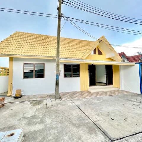 #ขายบ้านมาลัยทองเมืองชลบุรี????ขายบ้านมาลัยทอง1หลังริม????ต.บ้านสวนอ.เมืองจ.ชลบุรี????เนื้อที่42ตารางวา✅3 ห้องนอน 2 ห้องน้ำ✅1 ห้องโถง 1 ห้องครัว ????แถมแอร์ 2 ตัว????ขาย 2.xx ล้านบาท    (ฟรีทุกค่าใช้จ่าย)_____________________________สนใจติดต่อ/นัดชม☎️081-459-0982​ ลฎา☎️098-995-5449☎️085-422-6346 แอดมินAddLine​ID​: ladapa23ค้นหาทรัพย์เพิ่มเติมhttps://www.facebook.com/share/1a3VNy8RkM/https://www.facebook.com/share/17cJzNwyvm/_____________________________#ขายบ้านชลบุรีbn #ขายโรงงานชลบุรี #บ้านดีบ้านสวยช�