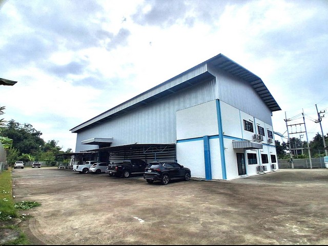 #ขายโรงงานบ้านบึงชลบุรี#ขายโรงงานเนื้อที่ 2 ไร่????ต.มาบไผ่ อ.บ้านบึง จ.ชลบุรี ????พื้นที่สีเหลือง✅มีใบรง 4 (โรงฉีด โรงแม่พิมพ์)✴️รายละเอียด: ????พื้นที่ใช้สอยรวม: 2 ไร่ ???? พื้นที่อาคาร: 1067 ตารางเมตร ????อาคารหลัก: พื้นโรงงานเทปูนหนา 50 cm+PU สามารถรับน้ำหนักได้  3 ตันต่อตารางเมตร                      ????ระบบไฟฟ้า: ไฟฟ้า 3 เฟส หม้อแปลง 250KVA ????ระบบความปลอดภัย: กล้องวงจรปิด (CCTV) 16 จุด ครอบคลุมพื้นที่ทั้งห
