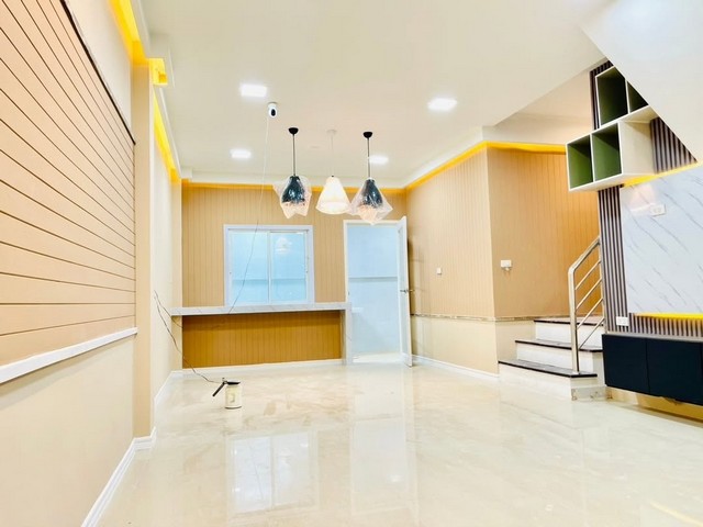 ????#เปิดจองแล้ว! #บ้านสวยรีโนเวทโฉมใหม่ – #ชลบุรีราคาสุดคุ้ม ????‼️จองวันนี้ ฟรียื่นกู้ + ฟรีค่าใช้จ่ายวันโอน+เฟอร์นิเจอร์???? ทาวน์โฮม 2 ชั้น – หมู่บ้านอนันต์ทาวน์ หนองตำลึง????20 ตร.วา 3 ห้องนอน 2 ห้องน้ำ 2 ที่จอดรถ + โถงใหญ่โล่งโปร่ง ดีไซน์โมเดิร์น เรียบหรู น่าอยู่????พิเศษจองเดือนนี้ รับฟรี!เฟอร์นิเจอร์ห้องโถงแอร์ 1 เครื่อง  ระเบียงชั้น 2ไฟซ่อน LED  ฮูดดูดควัน + เคาน์เตอร์ครัว�