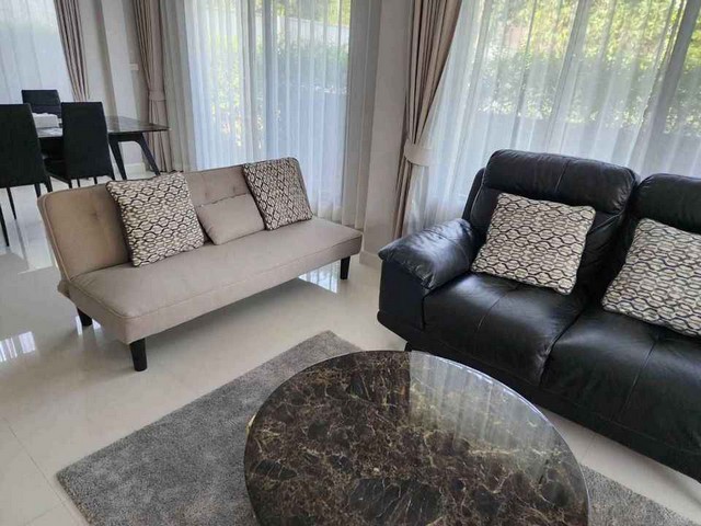 RHT2432ให้เช่าบ้านเดี่ยว2ชั้น หลังมุม    เดอะซิตี้พัฒนาการ เฟส 1 ใกล้โรงเรียน Pan Asia International School ถนนพัฒนาการตัดใหม่ย่าน ศรีนครินทร์ อ่อนนุช บางนา เฉลิมพระเกียรติ ประเวศเนื้อที่ 65ตารางวา พื้นที่ใช้สอย 200 ตารางเมตร  4 ห้องนอน · 3 ห้องน้ำ จอดในร่มได้2-4 คัน สนใจติดต่อคุณเจี๊ยบ 092-851-6969Line:keti2522**รับทั้งคนไทยและต่างชาติ ทุกเชื้อชาติ**ราคาเช่า 100,000บาท  / เดือน สัญญา1ปี (ค่าเช่ารวมค่าส่วนกลางแล�