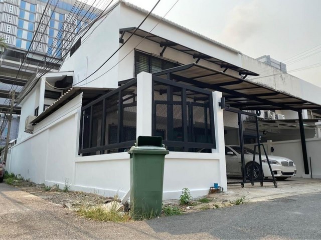 PB5933ขาย ทาวน์เฮ้าส์ 2 ชั้น ลาดพร้าว 26 ใกล้ MRTลาดพร้าวเพียง 500 เมตร เดินทางสะดวก เข้าออกได้หลายเส้นทางติดต่อ คุณปอ : 061 619 8565ID line: 061 619 8565แอดไลน์กดที่ลิงค์นี้ได้เลยครับ : https://line.me/ti/p/zu0mm-ozFXติดต่อ คุณบิว : 081 252 3279 ID line: 061 787 9691แอดไลน์กดที่ลิงค์นี้ได้เลยครับ : https://line.me/ti/p/SR5Ehdv_q-ราคา 15,000,000 บาท- ทาวน์เฮ้าส์ 2 ชั้น - ที่ดินขนาด 48 ตรว หลังมุม- 3 ห้องนอน 3 ห้องน้ำ- ที่จอดรถ 2 คันใกล้ MRT ลาดพร้าว 500 เมตรที่ตั้ง ซอยลาดพร