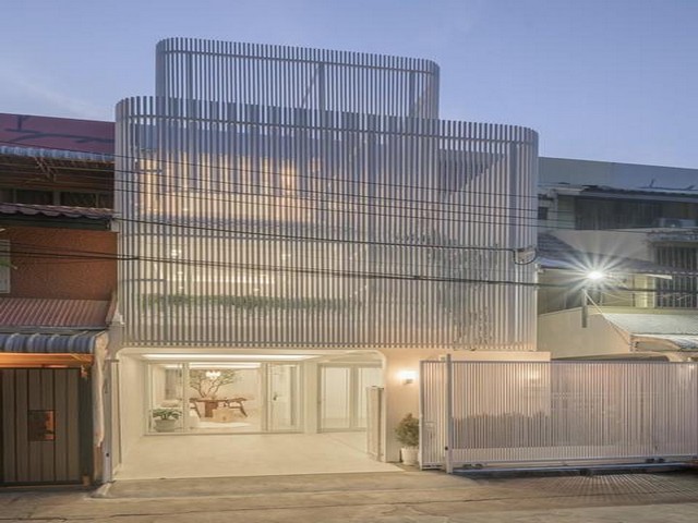 PB5931ขาย ทาวน์โฮม 3 ชั้น ซอยปรีดีพนมยงค์ 42 หมู่บ้านคลองตันนิเวศน์ ปรีดีพนมยงค์ เขตวัฒนาติดต่อ คุณปอ : 061 619 8565ID line: 061 619 8565แอดไลน์กดที่ลิงค์นี้ได้เลยครับ : https://line.me/ti/p/zu0mm-ozFXติดต่อ คุณบิว : 081 252 3279 ID line: 061 787 9691แอดไลน์กดที่ลิงค์นี้ได้เลยครับ : https://line.me/ti/p/SR5Ehdv_q-ราคา 15,900,000 บาท- หมู่บ้านคลองตันนิเวศน์ ปรีดีพนมยงค์ 42- ขนาด 24 ตร.ว.- พื้นที่ใช้สอยกว่า 250 ตร.ม.- 4 ห้องนอน 4 ห้องน้ำ- 1 ที่จอดรถ- ทาวน์โฮม 3 ชั้น รีโนเ�