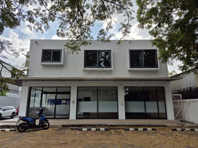 ให้เช่าพื้นที่ชั้นล่างชั้น 1 ขนาด 220 ตรม. วิภาวดี 62 แอร์ทุกห้อง ใกล้มูลนิธิกระจกเงา วิภาวดี เหมาะทำ office ธุรกิจความงาม สปา คลีนิค หรือโชว์รูม*** ราคาเช่า 65,000 บาท / เดือนติดต่อ:: คุณชยา โทร/ID Line:: 0942823961   Link Line:: https://line.me/ti/p/3xFA1An8Kcรหัส # T25-899พื้นที่ชั้นล่างชั้น 1 วิภาวดี 62 แอร์ทุกห้อง ใกล้มูลนิธิกระจกเงา วิภาวดีพื้นที่ขนาด 220 ตรม. Size 18x12 ม. เท่ากับ อาคารพาณิชย์ 4 ห้อง ห้องทำงาน  / ห้องประชุมโซนต้อน�