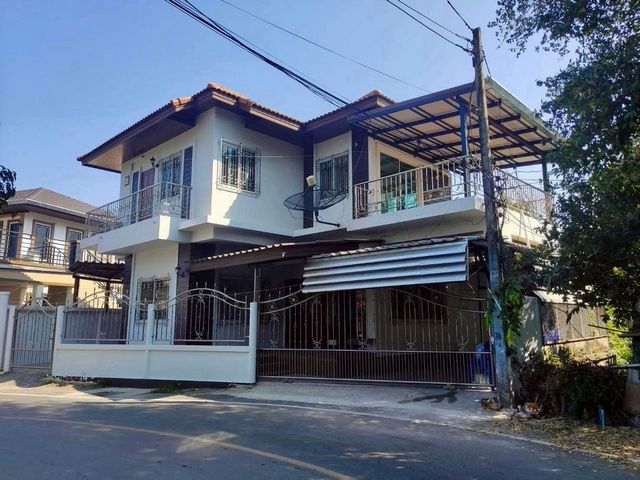 โซนสันทราย ขายเพียง 2.6 ล้าน 42 ตรว. บ้านเดี่ยว 2 ชั้น ในชุมชน #สันทรายน้อย เชียงใหม่ เข้า-ออกได้หลายทาง / #น้ำไม่ท่วมขนาดที่ดิน 42 ตร.วา4 ห้องนอน4 ห้องน้ำสถานที่ใกล้เคียงก่อนถึงแยกแม่กวง100 ม. จากถนนสายดอยสะเก็ด200 ม. จากห้าง Meta Mall2 กม. จากตลาดสามแยกสันทราย6.5 กม. จากเซ็นทรัลเฟสติวัล7 กม. จากรพ.กรุงเทพ เชียงใหม่18 กม. จากสนามบินเชียงใหม่ราคาเพียง 2.6 ล้านบาท (ต่อรองได้)อยากได้อสังหา