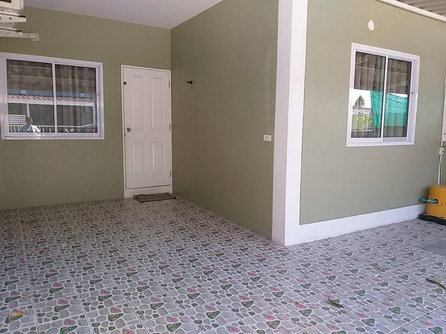 ขายทาวน์เฮ้าส์ชั้นเดียว โครงการครันทรีวินเลจ2 ต.บึง อ.ศรีราชา ชลบุรี พร้อมเข้าอยู่เนื้อที่ 29.3 ตารางวา3 ห้องนอน2 ห้องน้ำ1 ห้องโถง1 ห้องครัว1 เครื่องปรับอากาศ1 ที่จอดรถที่อยู่ : โครงการครันทรีวินเลจ 2 ต.บึง อ.ศรีราชา ชลบุรี 20230ราคาขาย : 1.75 ล้านบาท ค่าโอนคนละครึ่ง#รหัสทรัพย์ : SO632-2026สนใจสอบถามข้อมูลเพิ่มเติมโทร : 085-999-6229 (คุณฝ้าย)โทร : 085-919-9829 (คุณเก็ต)Line : @ispace.estes (มี@นำหน้า)บริษัท อินฟิน�