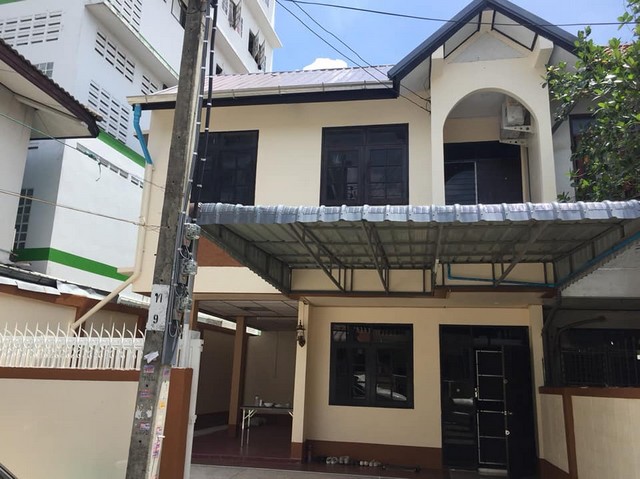 ขายทาวน์เฮาส์หลังมุม 2 ชั้น หมู่บ้านสุขสันต์1 เนื้อที่ 40 ตร.ว. ซ.เพชรเกษม 90  บางแคเหนือ ใกล้เดอะมอล์บางแค ใกล้รถไฟฟ้า ถ.กาญจณาภิเษกเนื้อที่ 40 ตารางวา3 ห้องนอน3 ห้องน้ำ1 ที่จอดรถที่อยู่ : หมู่บ้านสุขสันต์1 ถ. กาญจนาภิเษก ซ.เพชรเกษมซอย 90 แขวงหลักสอง เขตบางแค กรุงเทพมหานคร 10160ราคาขาย : 4.5 ล้านบาท สนใจจริงราคาต่อรองได้ค่าภาษี ค่าโอน ค่าใช้จ่าย คนละครึ่ง#รหัสทรัพย์ : SO632-2025สนใจ