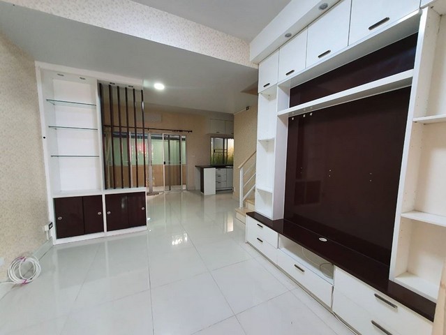 ขายพร้อมผู้เช่า ทาวน์เฮ้าส์ 2 ชั้น The Connect แจ้งวัฒนะ พร้อมผู้เช่า ทำเลทอง สภาพใหม่ เฟอร์ครบ ใกล้ทางขึ้นรถไฟฟ้าสายสีชมพู ตกแต่งเฟอร์นิเจอร์ครบครัน ตู้ เตียง เคาน์เตอร์ครัวใน ของ Index Furniture ทั้งบ้าน ติดวอลเปเปอร์แล้วทั้งหลังเนื้อที่ 18.2 ตารางวา3 ห้องนอน (ห้องนอนมาสเตอร์มี walk-in closet/ห้องแต่งตัวแยก)2 ห้องน้ำ1 ห้องรับแขก1 ห้องกินข้าว1 ครัวใน1 ครัวนอกจอดรถได้ 1 คันพร้อมระเบียงหน