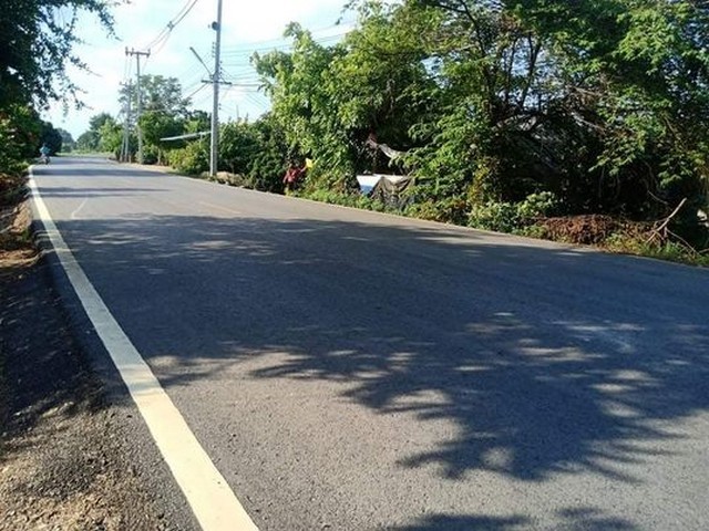 ขายที่ดิน 2-3-67ไร่ 3.5ลบ. หน้ากว้าง20ม.ติดถนนลำพูน-สารภี หลังติดน้ำ ต.หนองช้างคืน เมืองลำพูนด่วน ปรับลดราคาที่ดินเหลือ 3.5 ล้านบาท (3,500,000) โอนคนละครึ่ง# ที่ตั้ง ต.หนองช้างคืน อ.เมือง จ.ลำพูนรายละเอียดที่ดินพร้อมสิ่งปลูกสร้าง✓เนื้อที่ประมาณ  2 ไร่ 3 งาน 67 ตารางวา✓หน้ากว้างติดถนน 20 เมตร✓ติดถนนลำพูน-สารภี✓มีสาขาลำน้ำปิงติดที่ดิน--> สามารถทำเป็นสวนลำไย/บ้านเช่า/อพาร์ทเม้นท์