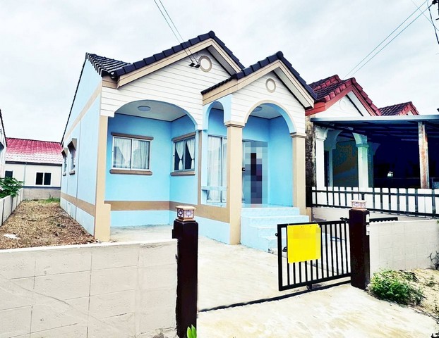 ด่วนบ้านพร้อมอยู่9.8แสน฿ ขุนเขาโอบล้อม 2นอน 37ตรว. ต.สาริกา อ.เมืองนครนายก o86-3ol-6l6lพิกัด ตำบลสาริกา อำเภอเมือง จังหวัดนครนายกสอบถาม/นัดเยี่ยมชม T.วรุณรัตน์ o86-3ol-6l6lเนื้อที่ 37.2 ตารางวา  -2 ห้องนอน    -1ห้องรับแขก    -1ห้องน้ำ    -ซิงค์ล้างจาน-ที่จอดรถ   -พื้นที่ใช้สอบรอบบ้านหน้ากว้างประมาณ10ม.  ลึกประมาณ16เมตรคุ้มมากค่ะ ราคาเพียง *** 980,000 บาท *** เท่านั้นค่าใช้จ่ายวันโอน คนละครึ่งสถานที่ใก�