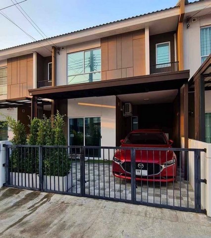 RTJ2118ให้เช่าทาวน์โฮม2 ชั้น  เดอะคอนเนค รามอินทรา-มีนบุรี 2ใกล้  เพียง3นาทีถึงโรงเรียนนานาชาติ​เอกบูรพาและ 7 นาทีถึง​ โรงเรียน​โชคชัย​หทัยราษฎร์เนื้อที่ 17.80 ตรว.​  พื้นที่​ใช้สอย 52 ตรม. 3 ห้องนอน​2 ห้องน้ำ 2 ที่จอดรถสนใจติดต่อคุณเจี๊ยบ 092-851-6969Line:keti2522ราคาเช่า 26,000 บาท/เดือน สัญญา1ปี he connect54, รามอินทรา, แขวงมีนบุรี เขตมีนบุรี กรุงเทพมหานคร 2รายละเอียด เฟอร์นิเจอร์​ครบ!!!  หิ้วกระเป๋า