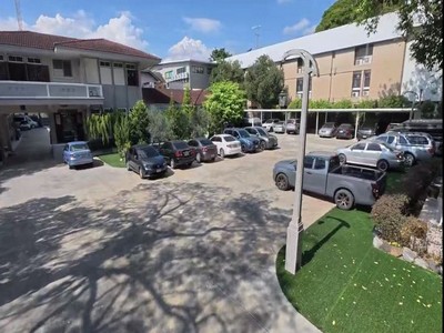 ทำเลทองกลางกรุง ซอยอยู่ตรงข้ามวังสวนจิตรลด ! ขายที่ดินแปลงสวย 583 ตร.ว. ซอยราชวิถี20,22 (ซอยสุโขทัย1,3) เหมาะสร้างที่พักอาศัย สำนักงานหรือคลินิก ! ด่วนมาก.ที่ตั้ง : ถนนราชวิถี ซอยราชวิถี 20และ22 ( สุโขทัยซอย1 และ 3 )แขวงสวนจิตรลดา เขตดุสิต กรุงเทพมหานคร 10300.รายละเอียด:- ที่ดินเปล่า 1-1-83 ไร่ (583 ตร.วา)- 2 แปลงรวมกัน 200 + 383 ‎ = 583ตร.วา.แปลงที่1: 200 ตร.ว. รูปสี่เหลี่ยม- หน้ากว้าง 21 เมตร- ที่ดินลึก  38