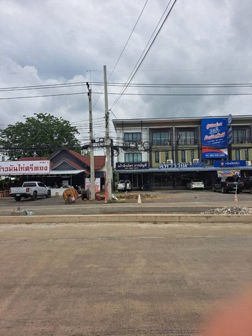 ขายอาคารพาณิชย์ 3 ชั้น ติดถนน หน้าหมู่บ้านสิรัญญาโครงการ 4 อำเภอเมืองจังหวัดลพบุรี#รายละเอียดและติดตั้ง-อาคารพาณิชย์ 3 ชั้นเต็ม หน้ากว้าง 5 เมตรลึก 15 เมตร  ต่อเติมด้านหลังแล้ว-ตั้งอยู่หน้าหมู่บ้านสิรัญญา หมู่ 2 ตำบลถนนใหญ่ อำเภอเมือง จังหวัดลพบุรี-ใกล้กับตลาดสิรันยา-ติดถนนทำเลค้าขายหรือทำธุรกิจได้**ราคาขาย 3.5 ล้านบาท(เจ้าของขายเอง)#สนใจติดต่อโทร092-913-9955