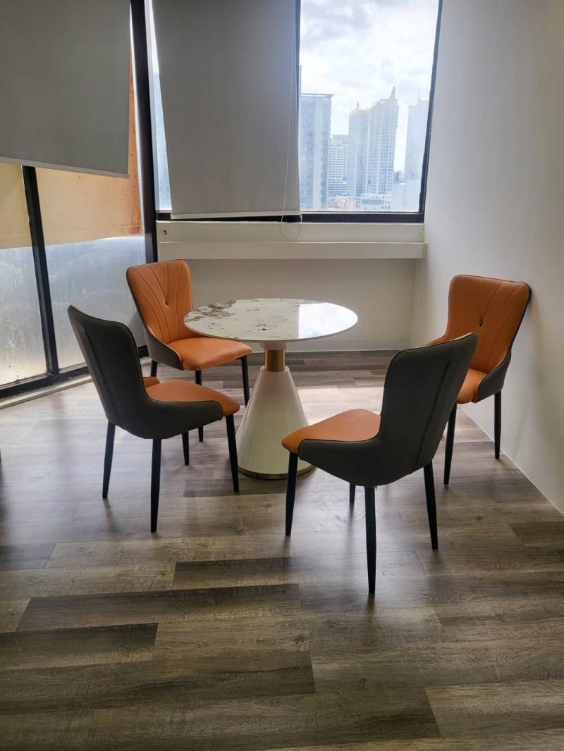 ให้เช่าพื้นที่สำนักงาน 375 ตรม. อาคารชำนาญเพ็ญชาติ พระราม 9 ชั้น 10 ใกล้ MRT พระราม 9  *** ราคาเช่า 170,000 บาท/เดือน ( 450 /ตรม. ยังไม่รวม VAT) *** ราคาขาย 34 ล้านบาทติดต่อ:: คุณชยา โทร/ID Line:: 0942823961   Link Line:: https://line.me/ti/p/3xFA1An8Kcรหัส# TO717 อาคารชำนาญเพ็ญชาติ พระราม 9 ใกล้ MRT พระราม 9  พื้นที่สำนักงาน 375.55 ตารางเมตร ชั้น 10ค่าส่วนกลางประมาณ 17,500 บาท/เดือน ค่าไฟจ่ายจริงตามการไฟฟ้า ค่าน้ำ 18 บาท/หน่อย ที่จอดรถ 3-4 คัน สามารถเช่า�