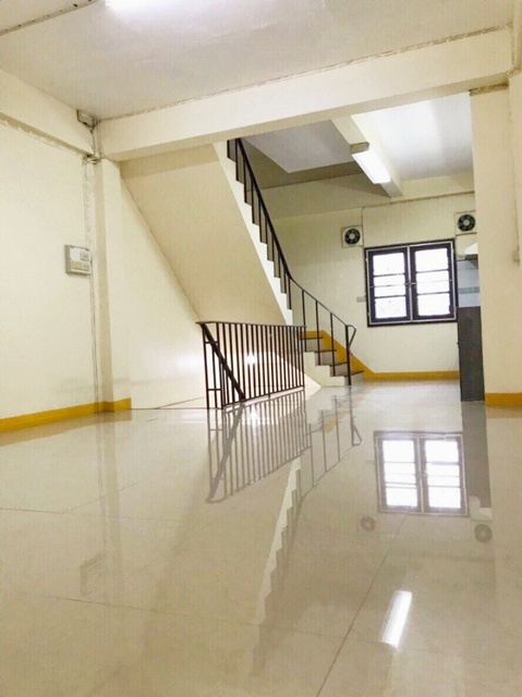 ให้เช่าอาคารพาณิชย์ 5 ชั้นมีดาดฟ้า MRT กรมชลประทาน 600ม.ปูกระเบื้องทุกชั้น  20 ตร.วา. 480 ตร.ม. รร.ชลประทานวิทยา 600 ม. สภาพดี ติดถนนติวานนท์ 3 นอน 3 น้ำ 17,999 B-M. ตลาดเทศบาลนครปากเกร็ด 2.1 กม. ซ.ติวานนท์-ปากเกร็ด 8-12 ถ.ติวานนท์ แจ้งวัฒนะ MRT Royal Irrigation Department Station 600m. 5-story commercial building with rooftop for rent. Tiled floors throughout. 20sq.wa. 480sq.m. Chonprathan Wittaya School 600 m. Good condition. On Tiwanon Road. 3bed 3bath 17,999B-M. Pakkret Municipal Market 2.1 km. Soi Tiwanon Pakkret 8-12 Tiwanon Road Chaengwattana.ถ.ติวานนท์ แจ้งวัฒนะ ตำบล ปากเกร็ด อำเภ�