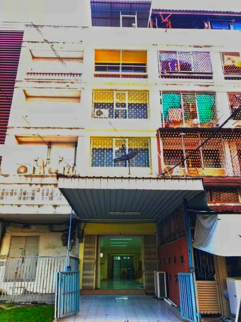 แจ้งวัฒนะ MRT กรมชลประทาน 600ม. ให้เช่าอาคารพาณิชย์ 5 ชั้นมีดาดฟ้า  ปูกระเบื้องทุกชั้น  20 ตร.วา. 480 ตร.ม.รร.ชลประทานวิทยา 600 ม. ถ.ติวานนท์   สภาพดี ติดถนนติวานนท์ 3 นอน 3 น้ำ 17,998B-M. ตลาดเทศบาลนครปากเกร็ด 2.1 กม. ซ.ติวานนท์-ปากเกร็ด   Soi Tiwanon Pakkret Tiwanon Road Chaengwattana. MRT Royal Irrigation Department Station 600m. 5-story commercial building with rooftop for rent. Tiled floors throughout. 20sq.wa. 480sq.m. Chonprathan Wittaya School 600 m. Good condition. On Tiwanon Road. 3bed 3bath 17,998B-M. Pakkret Municipal Market 2.1 km.ถ.ติวานนท์ แจ้งวัฒนะ ตำบล ปากเกร็ด อำเภอป�