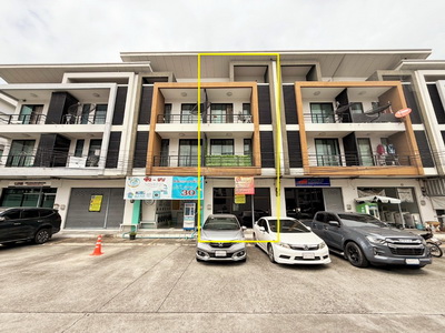 รหัสทรัพย์ : HL#27452 (L084455)ขายอาคารพาณิชย์ (พร้อมผู้เช่า)ในโครงการดีคอมเพล็กซ์ ศรีราชา-นิคมปิ่นทอง1 อาคารสูง 3 ชั้น ซึ่งเหมาะสำหรับการทำธุรกิจราคา 3,890,000 บาทรายละเอียดโครงการโครงการ: ดีคอมเพล็กซ์ ศรีราชา-นิคมปิ่นทอง 1 (D-Complex)ที่ตั้ง: ถนนชากค้อ-หนองขาม ต.หนองขาม อ.ศรีราชา จ.ชลบุรีลักษณะโครงการ: อาคารพาณิชย์รูปแบบ Mix Use ออกแบบเพื่อการค้าและการพักอาศัยข้อมูลอาคารพาณิชย์อาคาร�