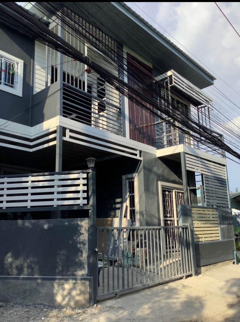 บ้าน2ชั้นหลังมุมให้เช่า เดือนละ 16,000 บาท อยู่ถนนซอย กรุงเทพกรีฑา7  บ้านอยู่หลังตลาดมาร์เก็ตทูเดย์  เดินทางได้สะดวกหลายทาง เชื่อมถนนรามคำแหง 60 สวนสนและถนนกรุงเทพกรีฑา7 และซอย เทคโนบางกะปิ  ห้อง ขนาด  4 ห้องนอน 3 ห้องน้ำ 1 ห้องอเนกประสงค์และ1 เรือนรับรอง  มีเฟอร์นิเจอร์ และที่นอนยี่ห้อsealy ขนาด6/  5 ฟุต/ ตู้เสื้อผ้า/ซิงค์ล้างจาน/โต๊ะอาหาร ฯ จอดรถได้1 คัน  / รับสัตว์เลี้ยงได