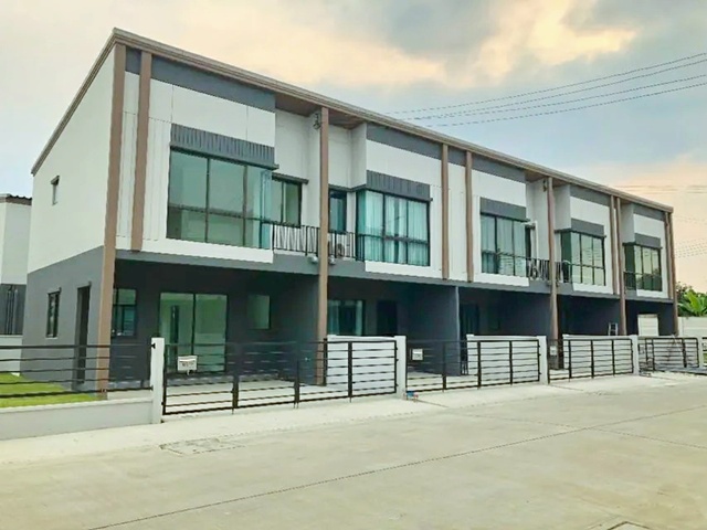 MRTคลองบางไผ่ 2.2 กม.รัตนาธิเบศร์-บางใหญ่  เสาธงหิน เฟอร์ครบ ให้เช่าทาวน์โฮม 2 ชั้น พร้อมเฟอร์ฯ 2 นอน 3 น้ำ เซ็นทรัล เวสต์เกต 3กม. รร.กสิณธรเซนต์ปีเตอร์ 1.3 กม. 18 ตร.วา. 145 ตร.ม.เหมาะกับโฮมออฟฟิศ พักอาศัย 14,999 B-M. แหล่งช้เอปปิ้ง  เดินทางง่าย ทางหลวงชนบท 1009  แยก-บางใหญ่ พลีโน่Rattanathibet-BangYai SaothongHin fully furnished  MRT KhlongBangPhai 2.2km. 2-story townhome for rent 2 bed 3bath center Central Westgate 3km.  Kasinthorn Saint Peter School 1.3 km. 18 sq.wa. 145 sq.m. Suitable for home office or residence. 14,999B-M. Shopping  Easy access via Rural Highway 1009 Bang 