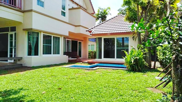 โรบินสัน ราชพฤกษ์ 2.4 กม.ให้เช่าบ้านเดี่ยว 2 ชั้น 4 น้ำ 121 ตร.วา. 310 ตร.ม. พร้อมเฟอร์ฯ รพ.ปากเกร็ด 2 2.6 กม. ทำเลทอง ติดถนนใหญ่ ติดสวนหย่อม 49,999 B-M.รร.นานาชาติสิงคโปร์นนทบุรี 3.0 กม. เหมาะกับพักอาศัย ถ. ชัยพฤกษ์ พร้อมเรือนรับรอง หัวมุม 5นอน guesthouse corner lot 5bed Robinson Ratchaphruek 2.4 km. For rent 2-story detached house with  4 bath 121 sq.wa. 310 sq.m. fully furnished. Pakkret 2 Hospital 2.6 km. Prime location next to main road and park. 49,999 B-M. Singapore International School Nonthaburi 3.0 km. Suitable for residential use. Chaiyaphruek Road.ทางด่วนแจ้งวัฒนะ มอเตอร์เวย�