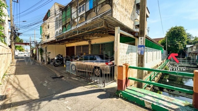 รหัสทรัพย์&nbsp; N0905บ้านเดี่ยว 3 ชั้นสร้างเอง 21 ตารางวา ถ.อรุณอมรินทร์ - บางกอกน้อย ขายตามสภาพ&nbsp;ที่ตั้ง : ซอยอรุณอมรินทร์ 15 แขวงศิริราช เขตบางกอกน้อย กรุงเทพมหานคร 10700รายละเอียดทรัพย์&nbsp;- บ้านเดี่ยว 3 ชั้น สร้างเอง ขนาดที่ดิน 21 ตารางวา พื้นที่ใช้สอยประมาณ 200 ตารางเมตร&nbsp;- 3 ห้องนอน, 3 ห้องน้ำ&nbsp; &nbsp;- เดินประมาณ 30 เมตรจากซอยอรุณอมรินทร์ 15 ตัวทรัพย์ รถยนต์และมอเตอร์ไซค์สามารถไม�