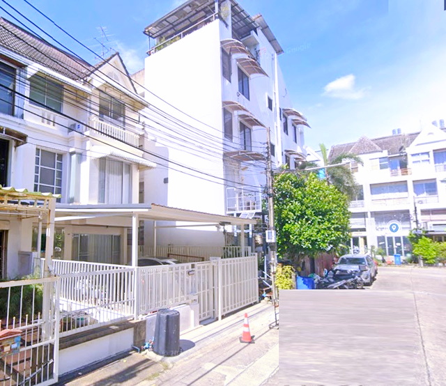 ลด50% เหลือ 24,999 B-M.ถ.ศรีวรา ประชาอุทิศ เหม่งจ๋าย  ให้เช่าอาคารพาณิชย์ 3.5 ชั้น+ดาดฟ้า 18 ตร.วา. 230 ตร.ม.  เดอะซีน ทาวน์ อิน ทาวน์ 300 ม.  MRTรามคำแหง 1.7 กม.  รร.นานาชาติสิงคโปร์กรุงเทพ 400 ม. เหมาะสำหรับออฟฟิศ หรือพักอาศัย  3 นอน 3 น้ำ เดอะมอลล์ รามคำแหง 1.8 กม. แหล่งช้อปปิ้ง เดินทางสะดวก เข้า-ออกได้หลายทาง  50% discount 24,999B-M. only Sriwara Rd. PrachaUthit Mengjai 3.5-story commercial building + rooftop for rent 18sq.wa. 230sq.m. The Scene Town in Town 300m. MRT Ramkhamhaeng 1.7 km.   400 m. from Singapore Inter Sch. Bangkok. Suitable for o