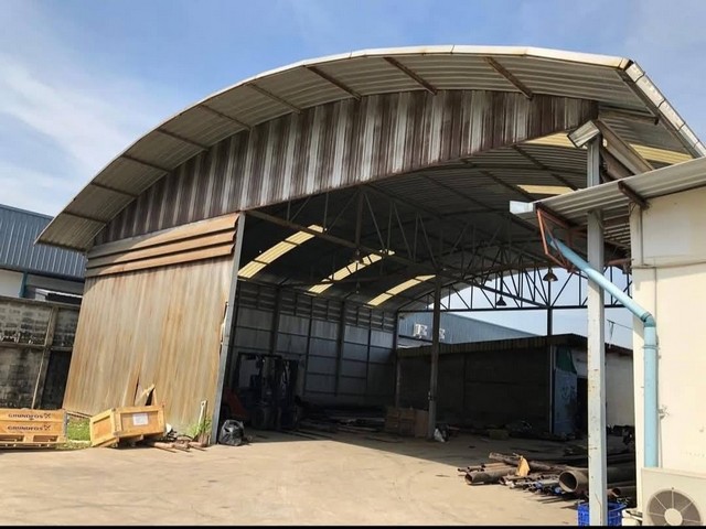 #ขายและให้เช่าโรงงานโกดังสมุทรปราการ#ขายที่ดินพร้อมสิ่งปลูกสร้างบนเนื้อที่ 4 ไร่ 2 งาน 2.5 ตร.วา ถนนปู่เจ้าสมิงพราย สำโรงกลาง พระประแดง สมุทรปราการ พื้นที่ใช้สอยโกดังประมาณ 3,390 ตารางเมตร#พื้นที่สีม่วง -มีรง. 4-รองรับน้ำหนักได้ 5 ตัน-ไฟฟ้า 3 เฟส-กล้องวงจรปิด 13 ตัว-ห้องน้ำ 5 ห้อง- ติดถนนใหญ่ ทางเข้ากว้าง 12 ม. เดินทางสะดวก#จุดเด่น:- สะพานภูมิพล (สะพานวงแหวนอุตสาหกรรม) 4 กิโล�