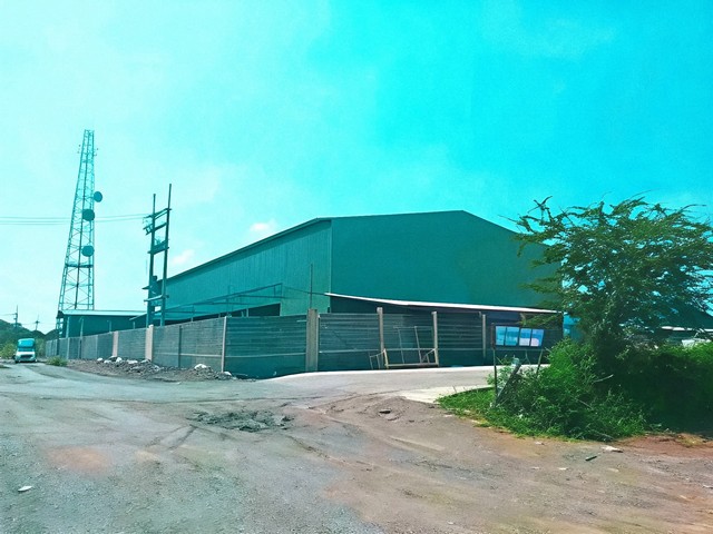 #ขายที่ดินพร้อมสิ่งปลูกสร้างเมืองฉะเชิงเทรา#ขายโรงงานบนที่ดิน 30 ไร่ พื้นที่สีม่วงอ.ฉะเชิงเทรา จ. ฉะเชิงเทรา มีใบอนุญาตประกอบการ#รายละเอียดที่ดินทั้งหมด 30 ไร่แบ่งเป็น▪️โรงงาน 2 ไร่ (พื้นที่ใช้สอย 1,200 ตรม.)▪️ที่ดินเปล่า 28 ไร่▪️มีใบอนุญาตประกอบการ▪️ใบอนุญาต 105 เกี่ยวกับการคัดแยก▪️ใบอนุญาตเกี่ยวกับการแปรรูปโลหะ▪️ไฟ 320 kvaห่าง ห่างจากถ.ตลาดปองพล หรือสุวินทวงศ์(ทล.30