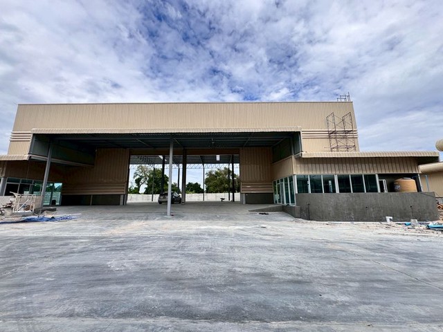 TEL:088-559 5199 คุณเอLine:https://line.me/ti/p/C0eGe0whLXถูกมาก! ให้เช่าโรงงาน / โกดัง / คลังสินค้าอ.บ้านบึง ชลบุรี  ( ผังสีเหลือง  )สร้างเสร็จ ธันวาคม 2568 เนื้อที่ 1,700 ตรมให้เช่า ตรม.ละ 110 บาท ราคา 187,000 บาท/เดือนประกัน 3 เดือน ล่วงหน้า 1 เดือน - ทำเลปลอดโปร่งไม่แออัด มีที่จอดรถ- ขนส่งสินค้าสะดวกสบาย มีห้องน้ำเป็นสัดส่วน - หม้อแปลงพร้อม ไฟ 3 เฟส - ทางเข้าถนนคอนกรีดถึงโรงงาน - ห่างจากแยก เอ็ม16 / 1.2 กม.T : A15(492)