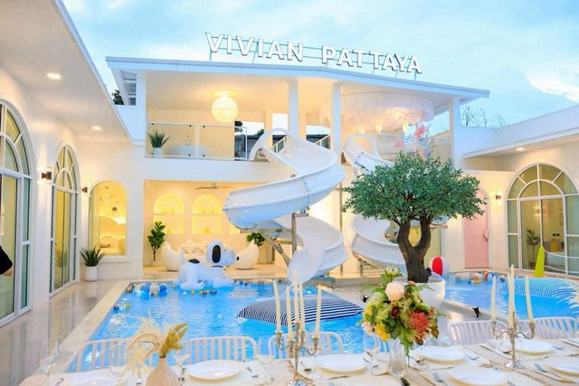 TEL:088-559 5199 คุณเอLine:https://line.me/ti/p/C0eGe0whLXขายบ้านพูลวิลล่า พัทยา พร้อมการันตีเช่า 3 ปีเพียง 20.5 ล้านบาทการันตีผู้เช่าเดือนละ 190,000 บาท 3 ปี (ค่าโอน-ภาษี 50/50)โฉนด เป็นบ้าน 2 หลังติดกัน ของตบแต่งในรูปกว่า 2 ล้านบาท ให้ทั้งหมดบ้านพึ่งสร้างเสร็จใหม่พื้นที่ 184 ตรว (92+92)2 หลังติดกัน9 ห้องนอน 11 ห้องน้ำ  Built-in ตู้-เตียง เครื่องทำน้ำอุ่น ทุกห้อง2 ครัว Built-in4 ที่จอด- แอร์ 9 ตัว- แอร์ฝังเพดาน 2 ตัว- ทีวี 85 นิ้ว 2 เคร�