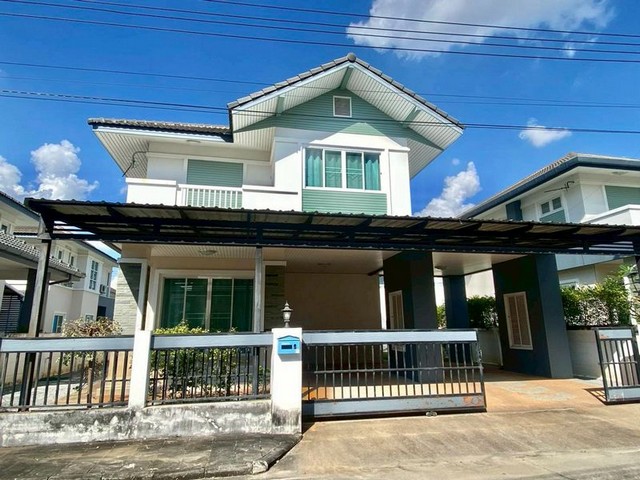 ให้เช่า 22,000 บาท/เดือน บ้านเดี่ยว 2 ชั้น #ภูฟ้าการ์เด้นท์โฮม4 – #สารภีบ้านสภาพดี ทำเลใกล้เมือง เดินทางสะดวก #หิ้วกระเป๋าพร้อมเข้าอยู่ รายละเอียดบ้าน3 ห้องนอน3 ห้องน้ำที่จอดรถ 2 คันค่าเช่า 22,000 บาท/เดือนฟรีฉีดปลวกทุก 3 เดือนฟรีค่าส่วนกลาง (ไม่รวมสระว่ายน้ำ & ฟิตเนส)#ไม่รับสัตว์เลี้ยงสัญญาเช่า ขั้นต่ำ 1 ปีสิ่งอำนวยความสะดวกภายในโครงการรปภ. 24 ชั่วโมงเข้า–ออกระบบคีย์ก�