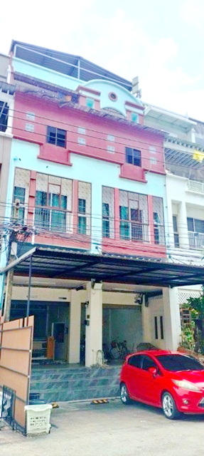 MRTคู้บอน 800ม. แม็คโคร รามอินทรา 200 ม. รพ.สินแพทย์รามอินทรา 300 ม. ให้เช่าอาคารพาณิชย์ 4.5 ชั้น 2 คูหา 25 ตร.ว. 420 ตร.ม. รีโนเวทใหม่  8 นอน 8 น้ำ  รร.เทคโนโลยีดุสิต 1.4 กม. ทำเลดี ร่มรื่น เหมาะทำออฟฟิศ ค้าขาย 15,999 B-M. ไม่เปลี่ยว  เดินทางสะดวก เข้า-ออกได้หลายทาง ถ. นวมินทร์-รามอินทรา คู้บอนMRT Khubon 800m. Makro Ramintra 200m. Sinpattaya Ramintra Hospital 300m away. 4.5-story commercial building for rent 2units 25 sq.wa. 420 sq.m. newly renovated 8 bed 8 bath 1.4 km. from Dusit Technological School Good location peaceful suitable for office or retail 15,999 B-M. Convenient t