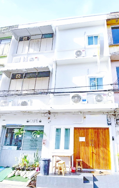 ตกแต่งพร้อมเฟอร์ฯครบ 4นอน ข้าวสาร 550ม. MRTสามยอด 1.57กม. ให้เช่าตึกแถวโฮสเทล 3 ชั้น 24 ตร.วา. 290 ตร.ม.  5 น้ำ นานาชาติ @RMUTP 1.6 กม. 41,999 B-M. ทำเลทอง แหล่งธุรกิจ ท่องเที่ยว อนุสาวรีย์ประชาธิปไตย เดินทางสะดวก MRTวัดมังกร 2.8 กม.fully furnished 4bed KhaoSan Rd. 550m. MRT SamYot 1.57km.  3-story shophouse for rent 24 sq.wa. 290 sq.m. 5bath MRT WatMangkon 2.8km. international student accommodation @RMUTP 1.6 km. 41,999 B-M. Prime location business and tourist area  Convenient transportation to Democracy Monumentสะพานผ่านฟ้าลีลาศถ.พระราม 8 ประชาธิปไตย สามเสนแขวงบ้านพานถม เข�