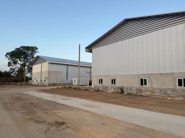 #ให้เช่าโกดังบ้านบึงชลบุรี#ให้เช่าโกดัง/โรงงาน ????ผังสีเหลือง eec บ้านบึงชลบุรี#โกดังให้เช่า ขนาด 2,000-2,600 ตารางเมตร????บ้านบึง ชลบุรี✅คุณสมบัติของโกดัง:????ขนาดโกดัง 2000-2,600 ตารางเมตร     (มีโกดังทั้งหมด 16 โกดัง)     **โกดังพร้อมเช่า 1 โกดังสร้างเสร็จประมาณเดือนกุมภาพันธ์ 2569**????มีสำนักงาน????ไฟฟ้า100-315 kVA????ค่าเช่า 120 บาท/ตร.ม.     ประกัน 3 เดือน     ล่วงหน้า 1 เดือน❇️ไปนิคม อมตะใหม่บ้านบึง 9.2 km❇️ไป