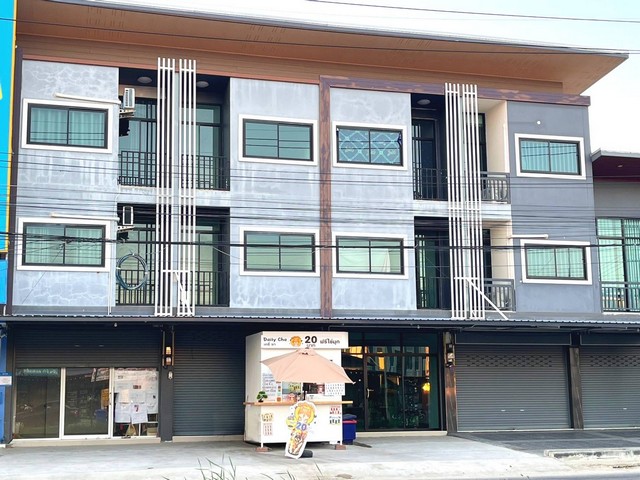 ???? #ให้เช่าอาคารพาณิชย์ 3 ชั้น✴️ทำเลธุรกิจ ????โซนบ้านเก่าอมตะนคร – วัดศรีประชาราม / ประภัสสร24 ✅ทำเลศักยภาพแหล่งเศรษฐกิจการค้าใกล้นิคมอมตะนคร ชุมชนหนาแน่น การเดินทางสะดวก เหมาะสำหรับทำธุรกิจทุกประเภท✨ เหมาะสำหรับ????เปิดบริษัท / สำนักงานคลินิก / ร้านยา / เสริมความงามร้านกาแฟ / ร้านอาหารโชว์รูม / ร้านค้า / ธุรกิจออนไลน์???? รายละเอียดอาคาตึก????อาคารพาณิชย์ 3 ชั้น????2 ห้อ�